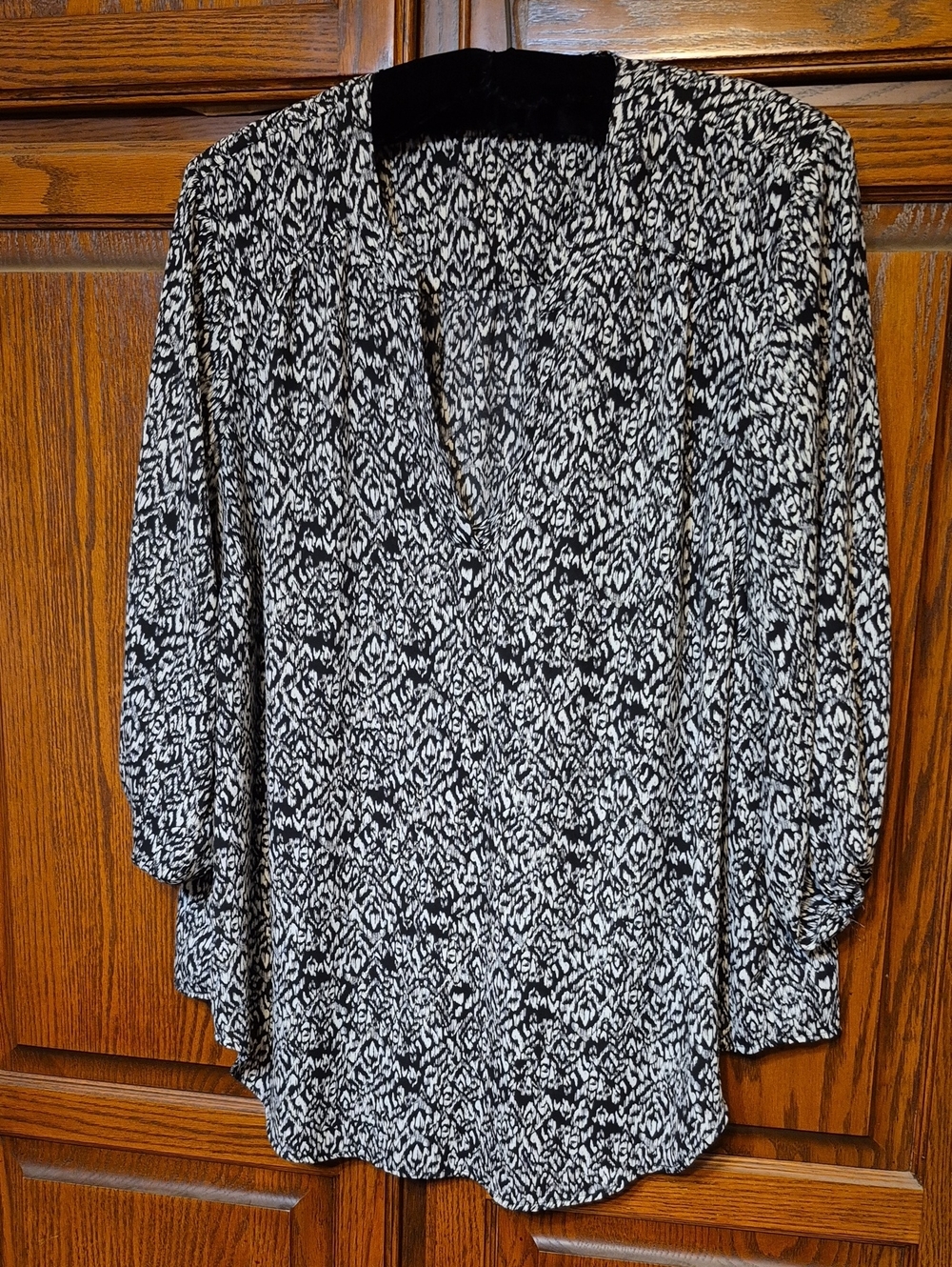 torrid Black and White Abstract V-Neck Blouse
